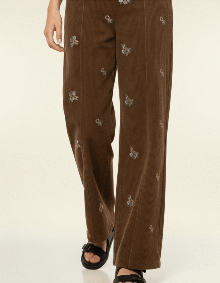 teen fashion model 8 posemelabs-ai-fashion-photoshoot-teen-model-7